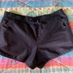 Merona black swim bottoms with 2 pockets. 100% polyester. Size S/P